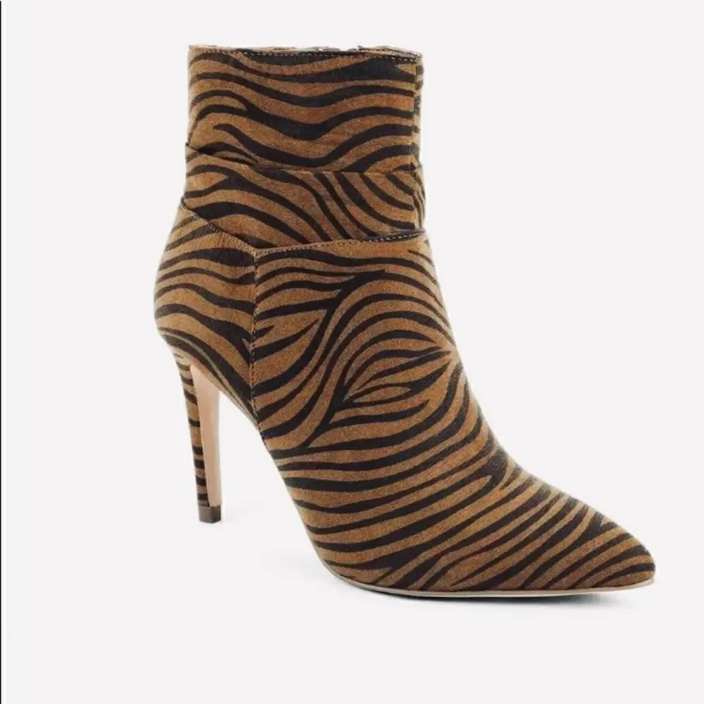 NWT XOXO Brown Black Zebra Print astillero Slouchy Pointed Toe Suede Ankle Boots